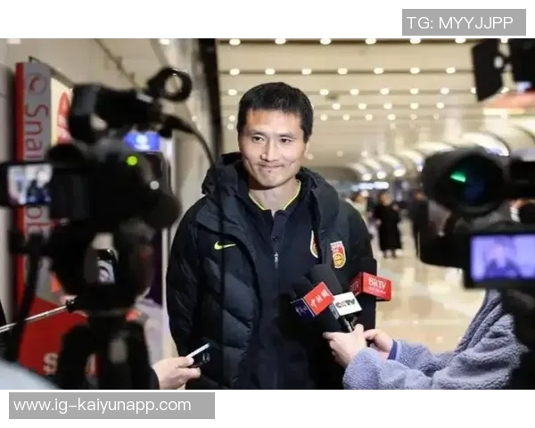 国足专注体能训练邵佳一持续考察队员状态与表现